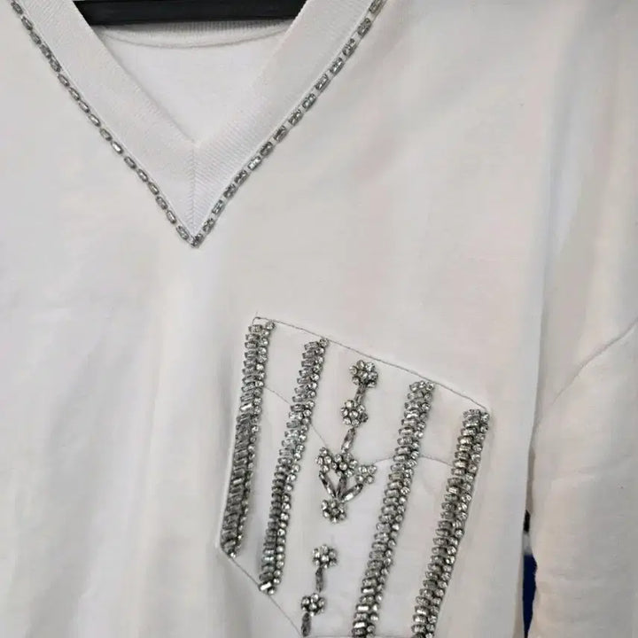 [BUNJANG] White V-Neck Cubic Embellished Sweatshirt / 화이트 브이넥 큐빅 장식 맨투맨44.55