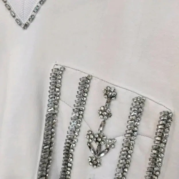 [BUNJANG] White V-Neck Cubic Embellished Sweatshirt / 화이트 브이넥 큐빅 장식 맨투맨44.55
