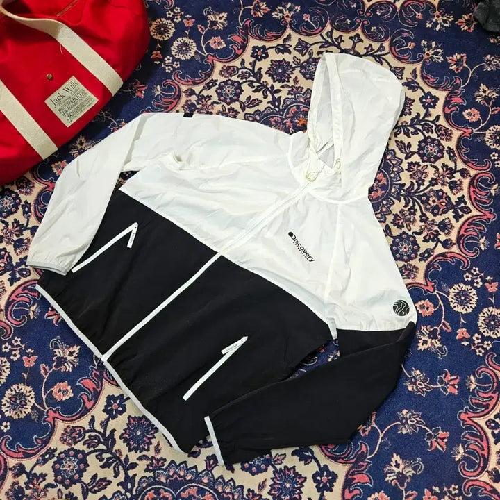 [SOLD OUT] 디스커버리 초경량 후드 윈드브레이커 바람막이 100 size