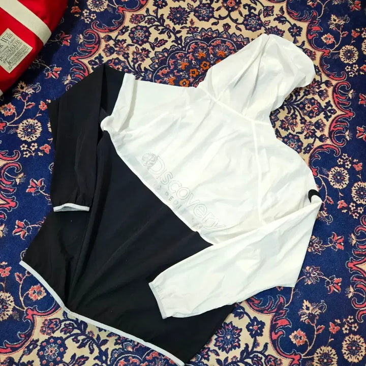 [SOLD OUT] 디스커버리 초경량 후드 윈드브레이커 바람막이 100 size