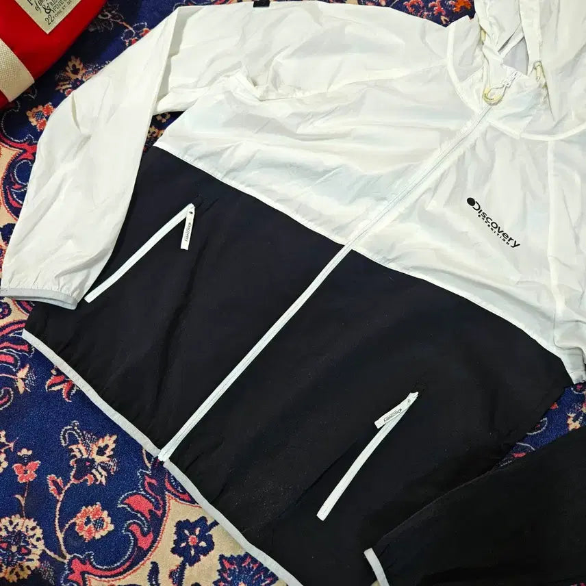 [SOLD OUT] 디스커버리 초경량 후드 윈드브레이커 바람막이 100 size