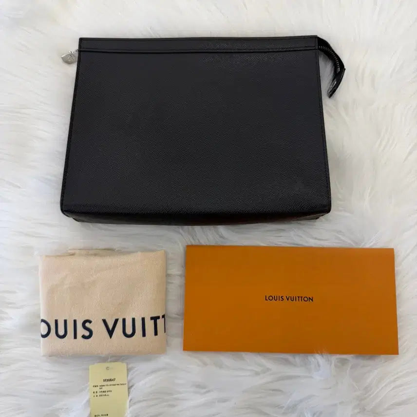 [BUNJANG] Louis Vuitton Taiga Pochette Voyage (M30547) Clutch / [다올 상인점] 루이비통 타이가 포쉐트 보야주(M30547)상태 A+