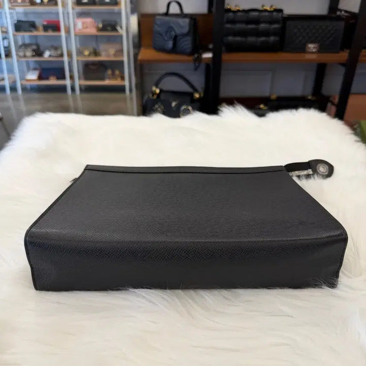 [BUNJANG] Louis Vuitton Taiga Pochette Voyage (M30547) Clutch / [다올 상인점] 루이비통 타이가 포쉐트 보야주(M30547)상태 A+