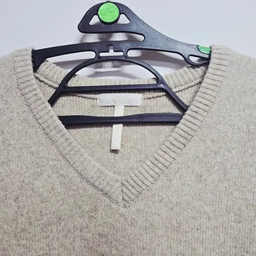 [BUNJANG] RE_L Beige V-neck Knit Vest / RE_L 리엘 브이넥 니트 조끼 베이지 FREE