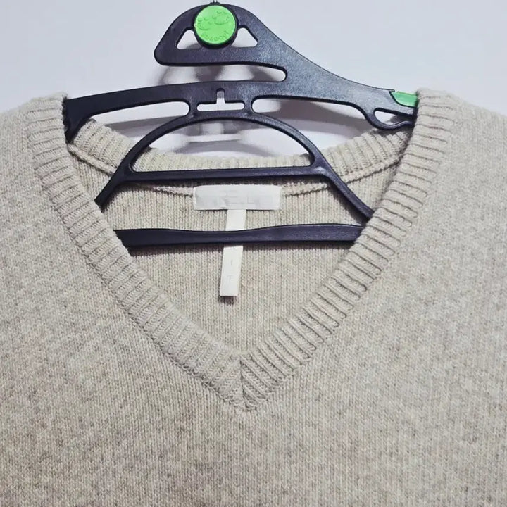 [BUNJANG] RE_L Beige V-neck Knit Vest / RE_L 리엘 브이넥 니트 조끼 베이지 FREE