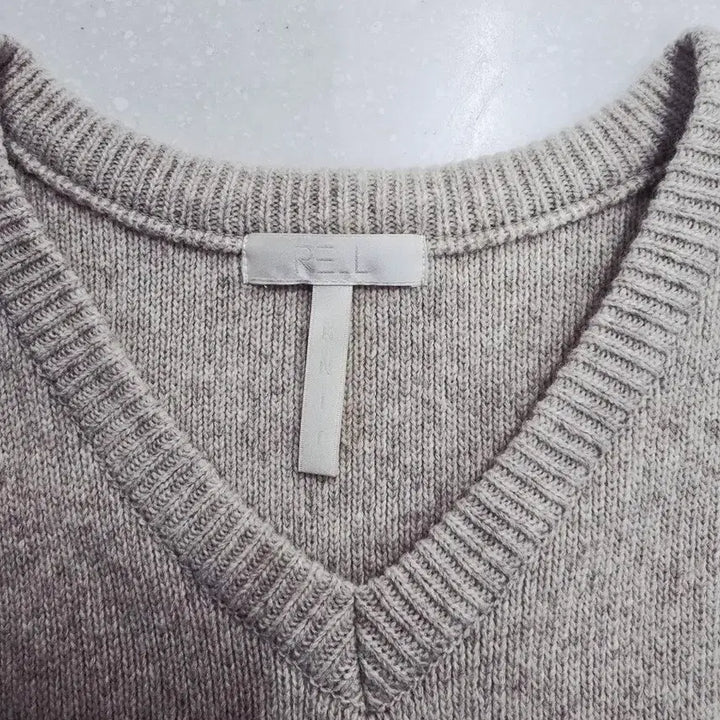[BUNJANG] RE_L Beige V-neck Knit Vest / RE_L 리엘 브이넥 니트 조끼 베이지 FREE