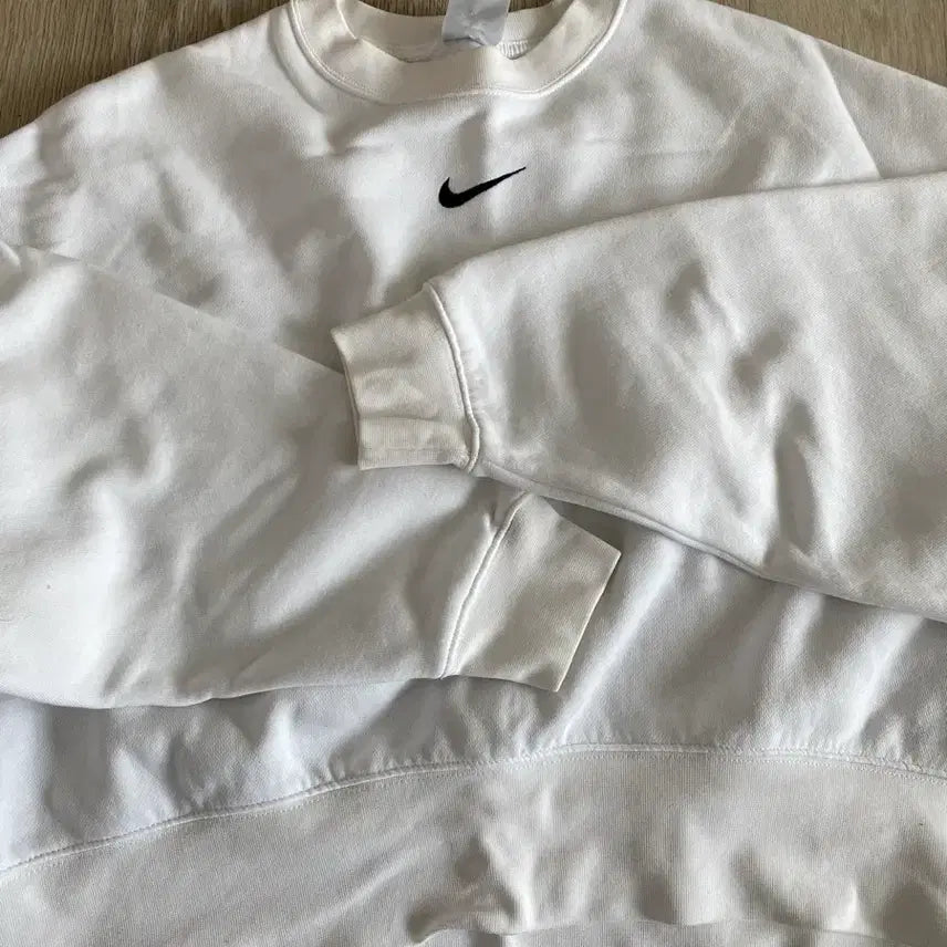 [SOLD OUT] 나이키 스우시 크롭 맨투맨 화이트