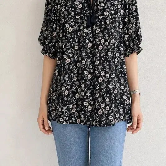 [BUNJANG] Black Short-Sleeve Blouse with Flower Pattern / BL330플라워 패턴 블랙 반팔 블라우스