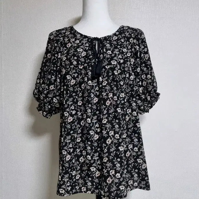 [BUNJANG] Black Short-Sleeve Blouse with Flower Pattern / BL330플라워 패턴 블랙 반팔 블라우스