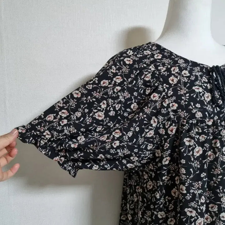 [BUNJANG] Black Short-Sleeve Blouse with Flower Pattern / BL330플라워 패턴 블랙 반팔 블라우스