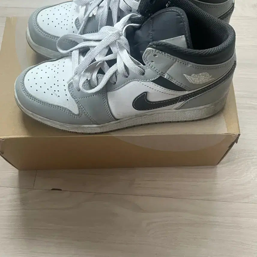 [BUNJANG] Nike Jordan 1 Mid GS Smoke Grey Sneakers / 나이키 조던1 미드 GS 스모크 그레이 240