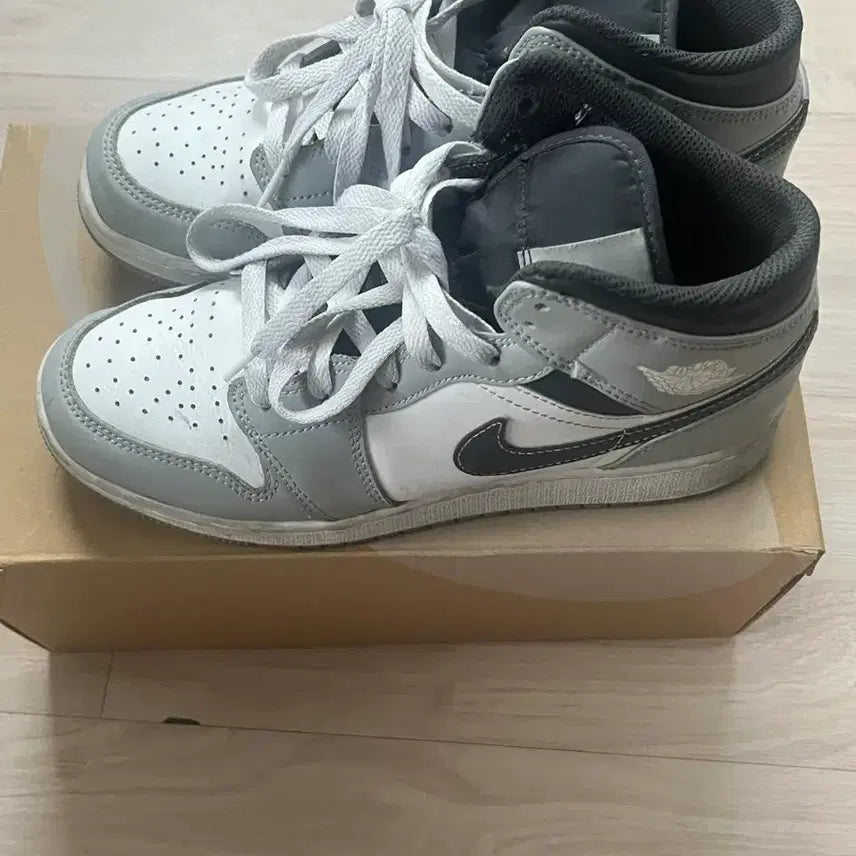 [BUNJANG] Nike Jordan 1 Mid GS Smoke Grey Sneakers / 나이키 조던1 미드 GS 스모크 그레이 240