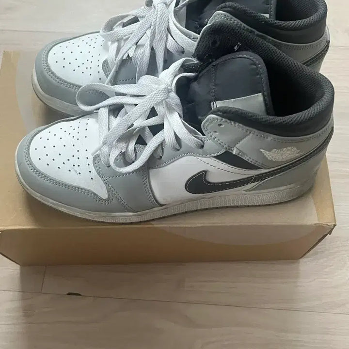 [BUNJANG] Nike Jordan 1 Mid GS Smoke Grey Sneakers / 나이키 조던1 미드 GS 스모크 그레이 240