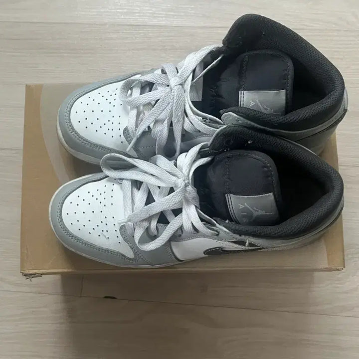 [BUNJANG] Nike Jordan 1 Mid GS Smoke Grey Sneakers / 나이키 조던1 미드 GS 스모크 그레이 240