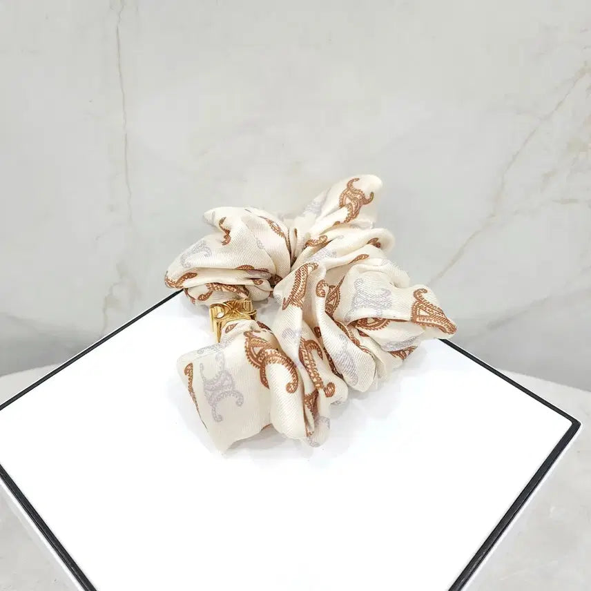 [BUNJANG] Celine Triomphe Scrunchie Hair Accessory / 셀린느 트리옹프 스크런치 헤어슈슈