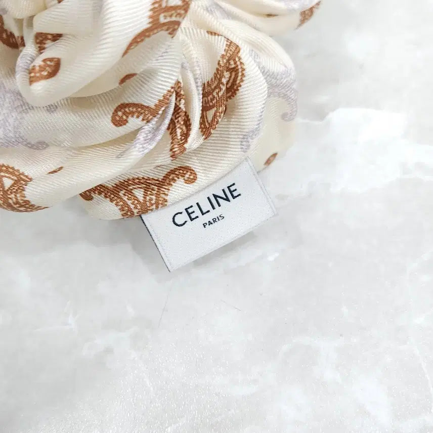 [BUNJANG] Celine Triomphe Scrunchie Hair Accessory / 셀린느 트리옹프 스크런치 헤어슈슈