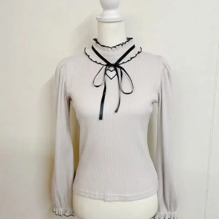 [BUNJANG] Maje Heart Punching Blouse Pink / 마즈 하트 펀칭 블라우스 구버전 핑크
