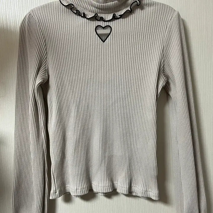 [BUNJANG] Maje Heart Punching Blouse Pink / 마즈 하트 펀칭 블라우스 구버전 핑크