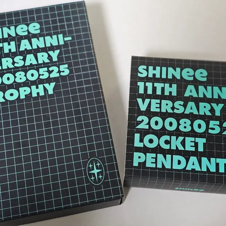 [BUNJANG] SHINee 11th Anniversary Trophy and Locket Pendant Bundle Set / 샤이니 11주년 트로피, 로켓 팬던트 일괄