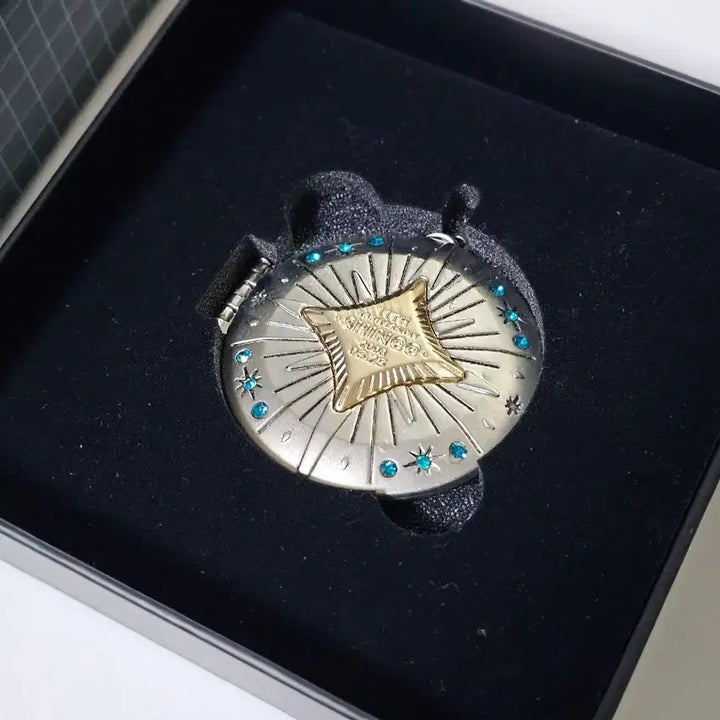 [BUNJANG] SHINee 11th Anniversary Trophy and Locket Pendant Bundle Set / 샤이니 11주년 트로피, 로켓 팬던트 일괄