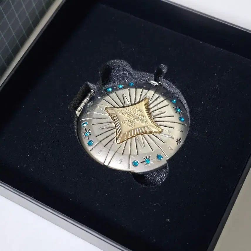[BUNJANG] SHINee 11th Anniversary Trophy and Locket Pendant Bundle Set / 샤이니 11주년 트로피, 로켓 팬던트 일괄