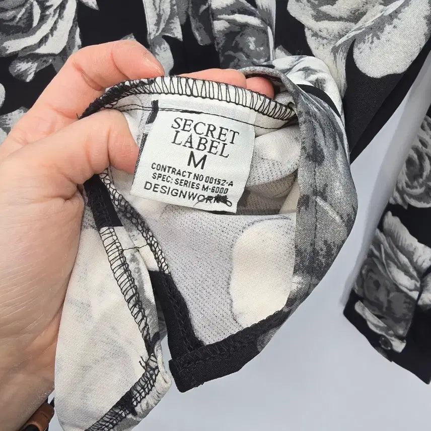 [BUNJANG] Secret Label Rose Pattern Blouse / 시크릿라벨 장미 패턴 블라우스 [B30124]