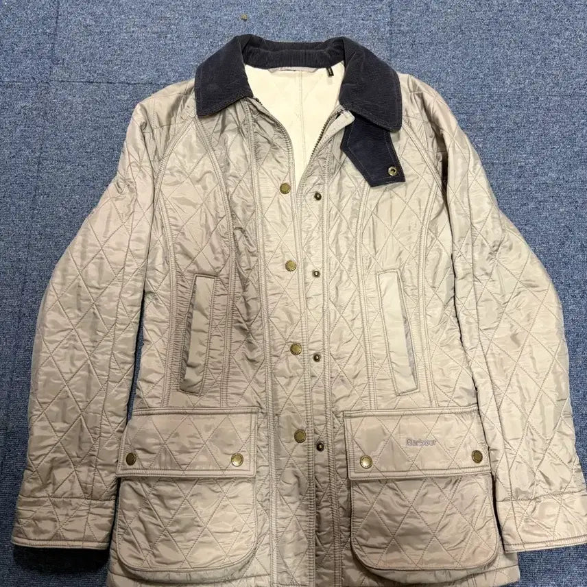 [SOLD OUT] [판매] 바버 비드넬 폴라퀼트 여성 자켓 (베이지 / UK 6)