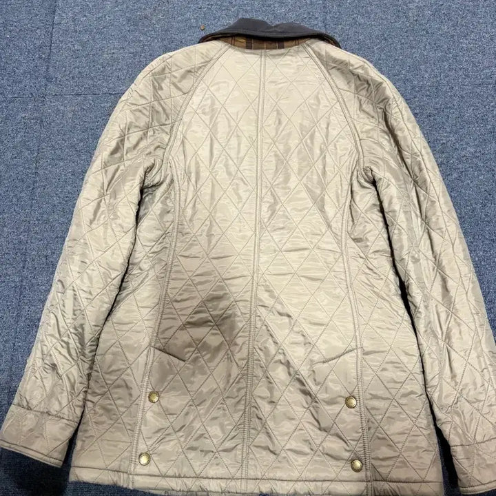 [SOLD OUT] [판매] 바버 비드넬 폴라퀼트 여성 자켓 (베이지 / UK 6)