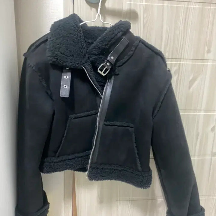 [BUNJANG] Black Faux Fur Lined Suede Crop Mouton Jacket / 블랙 퍼 크롭 무스탕