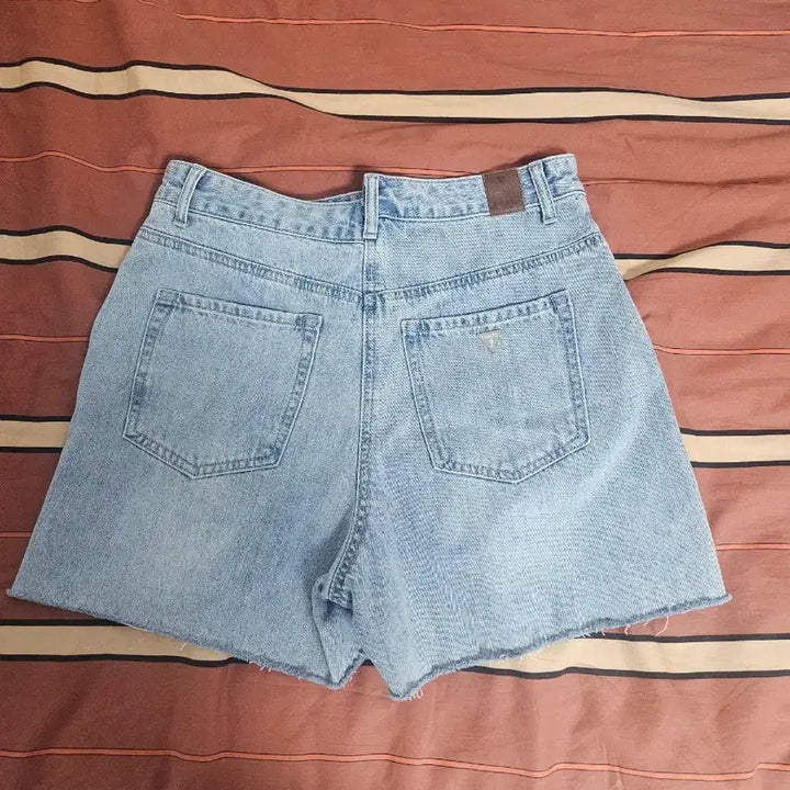 [BUNJANG] Guess Oblique Hem Shorts / 게스 오비변형 쇼츠