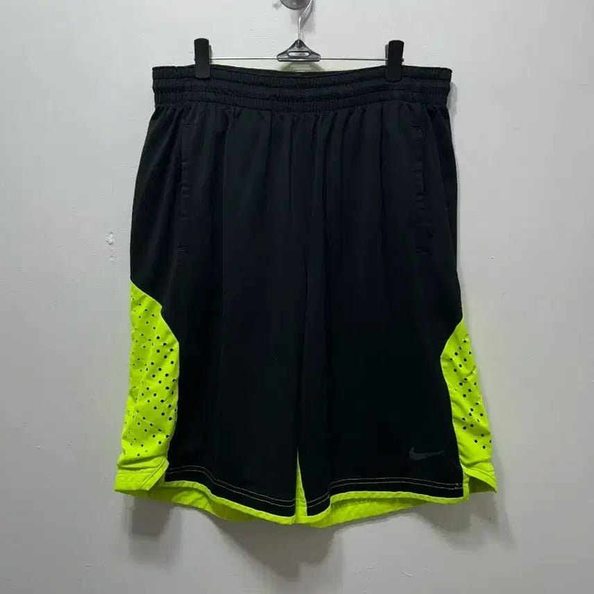 [BUNJANG] Nike Black/Neon Shorts L Dry-FIT / 나이키 블랙/형광 반바지 L 드라이핏