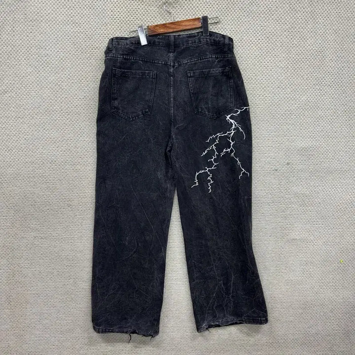 [SOLD OUT] 빈티지 자수 와이드 흑청 데님 청바지 33인치 M13296