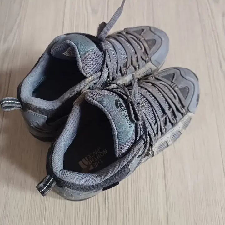 [BUNJANG] The North Face Gray Trekking Shoes / 노스페이스 회색 트레킹화 운동화 235