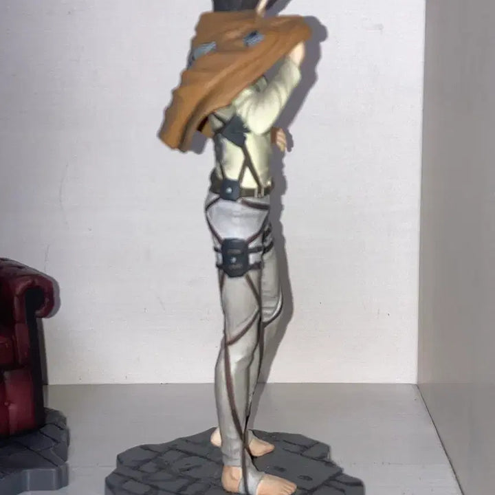 [BUNJANG] Attack on Titan Levi &amp; Eren Figure Set / 희귀)진격의 거인 고전쿠지 리바이+에렌 피규어 소파좌상 자유로의진격 ab