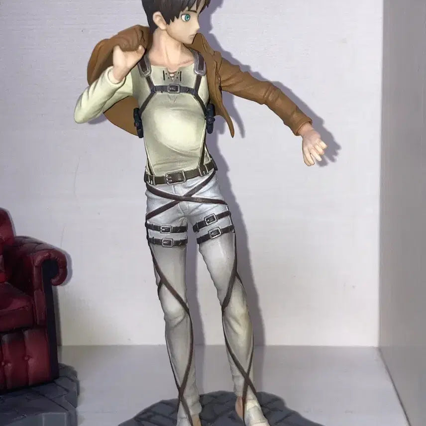 [BUNJANG] Attack on Titan Levi &amp; Eren Figure Set / 희귀)진격의 거인 고전쿠지 리바이+에렌 피규어 소파좌상 자유로의진격 ab