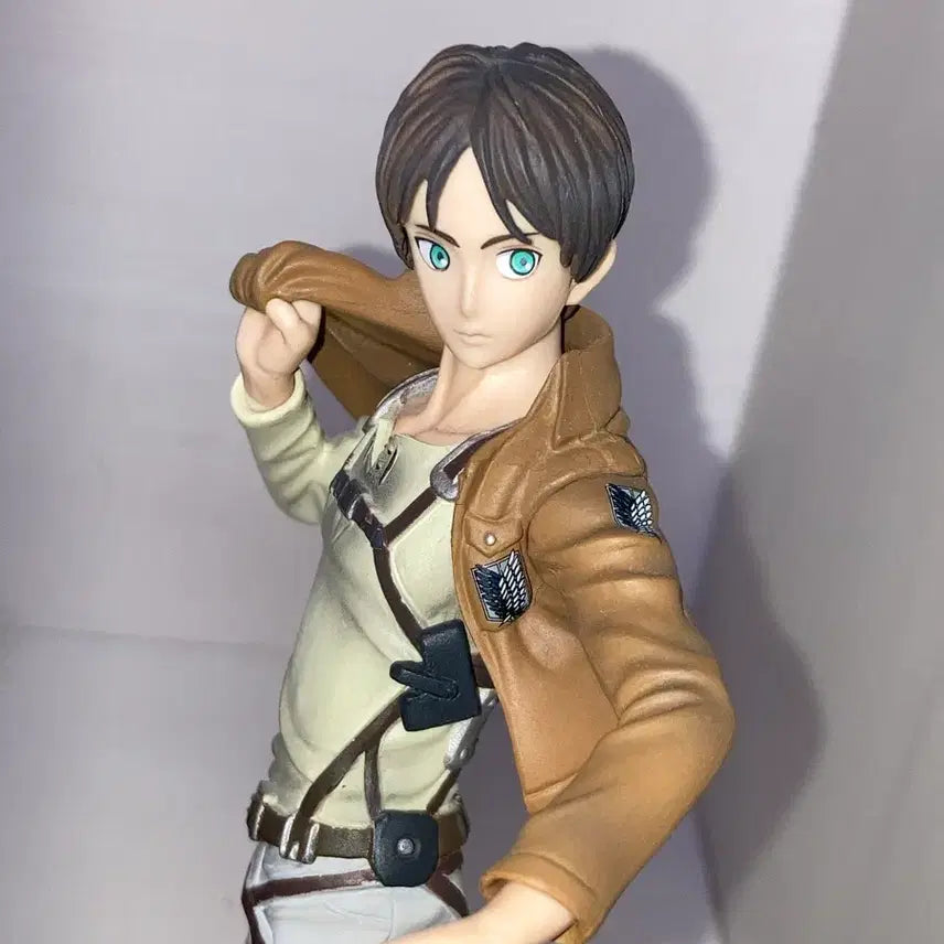 [BUNJANG] Attack on Titan Levi &amp; Eren Figure Set / 희귀)진격의 거인 고전쿠지 리바이+에렌 피규어 소파좌상 자유로의진격 ab