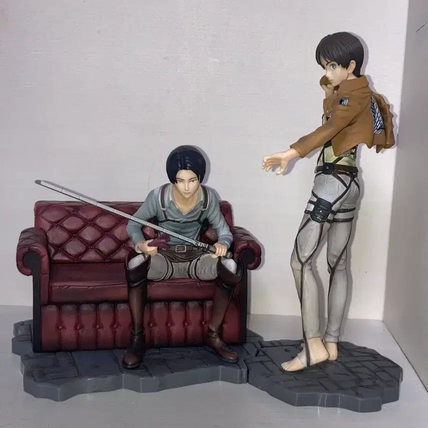 [BUNJANG] Attack on Titan Levi &amp; Eren Figure Set / 희귀)진격의 거인 고전쿠지 리바이+에렌 피규어 소파좌상 자유로의진격 ab