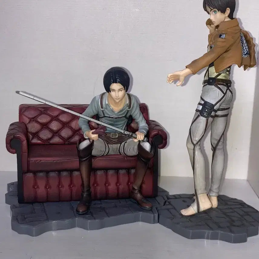 [BUNJANG] Attack on Titan Levi &amp; Eren Figure Set / 희귀)진격의 거인 고전쿠지 리바이+에렌 피규어 소파좌상 자유로의진격 ab
