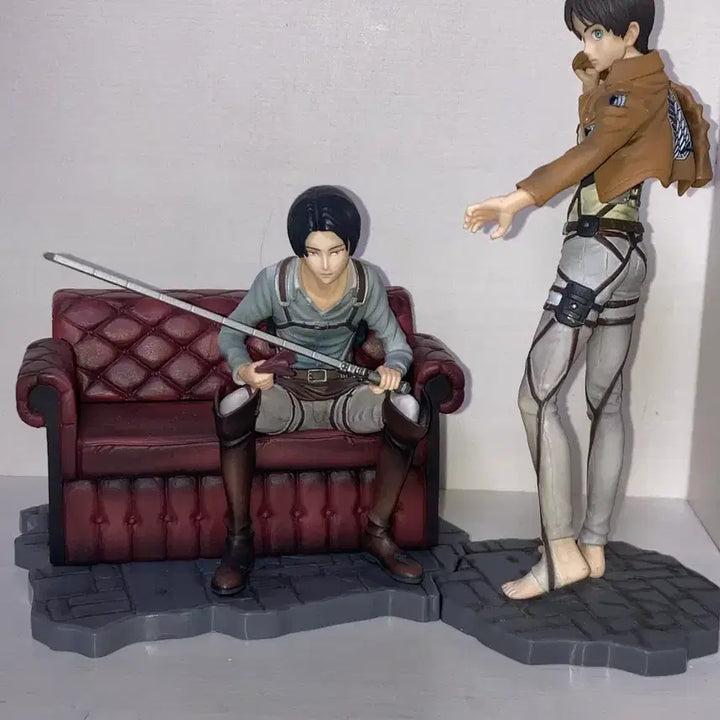 [BUNJANG] Attack on Titan Levi &amp; Eren Figure Set / 희귀)진격의 거인 고전쿠지 리바이+에렌 피규어 소파좌상 자유로의진격 ab