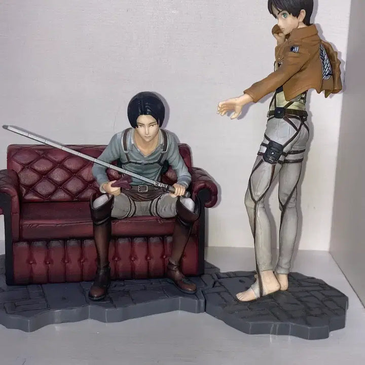 [BUNJANG] Attack on Titan Levi &amp; Eren Figure Set / 희귀)진격의 거인 고전쿠지 리바이+에렌 피규어 소파좌상 자유로의진격 ab