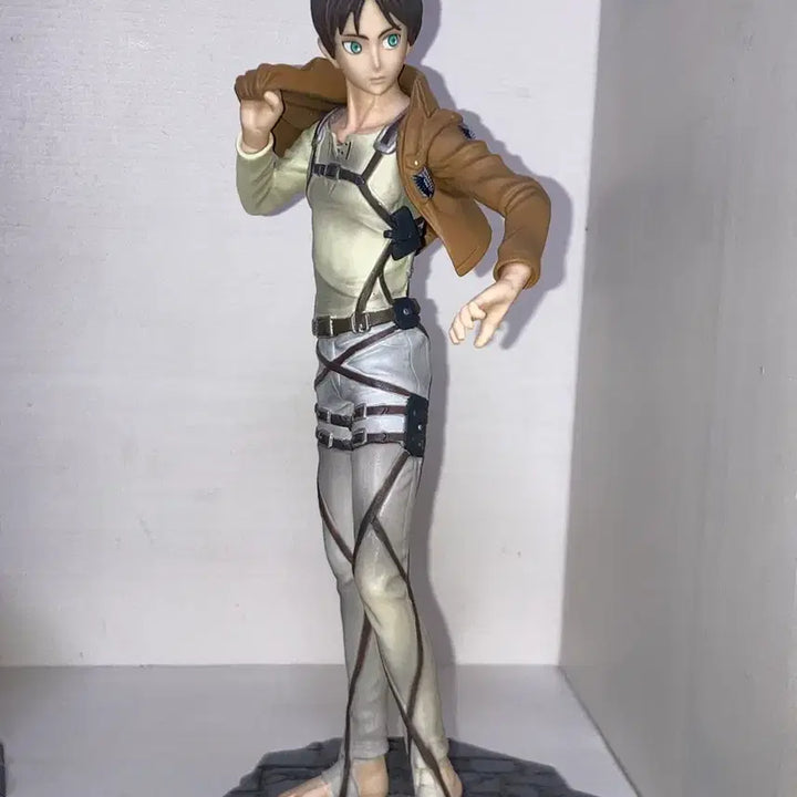 [BUNJANG] Attack on Titan Levi &amp; Eren Figure Set / 희귀)진격의 거인 고전쿠지 리바이+에렌 피규어 소파좌상 자유로의진격 ab