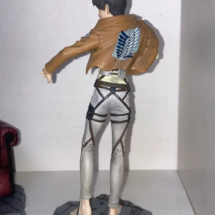 [BUNJANG] Attack on Titan Levi &amp; Eren Figure Set / 희귀)진격의 거인 고전쿠지 리바이+에렌 피규어 소파좌상 자유로의진격 ab