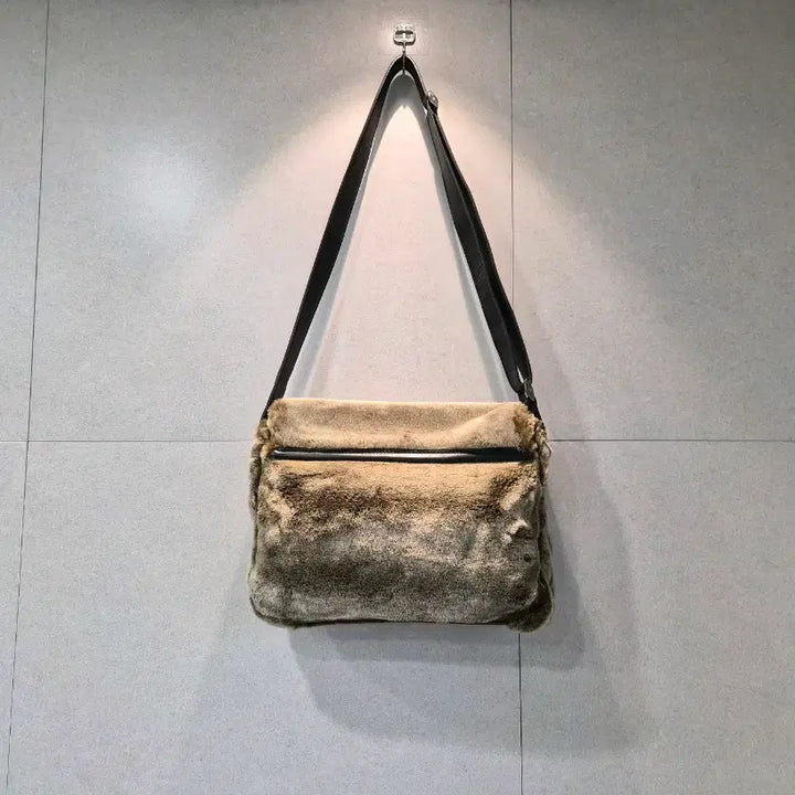[BUNJANG] Giorgio Armani Genuine Leather/Fur Messenger Bag / GIORGIO ARMANI 조르지오 아르마니 정품 레더/퍼 메신저백