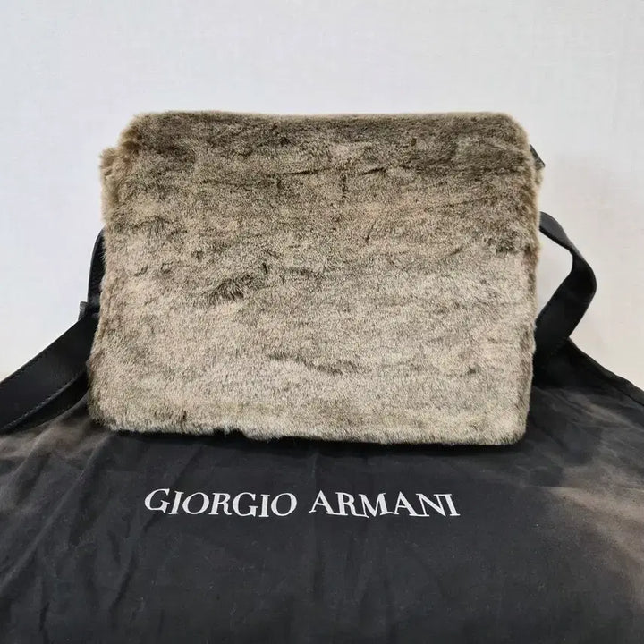 [BUNJANG] Giorgio Armani Genuine Leather/Fur Messenger Bag / GIORGIO ARMANI 조르지오 아르마니 정품 레더/퍼 메신저백
