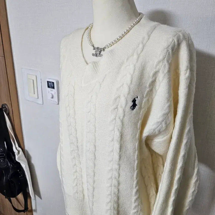 [BUNJANG] Polo Embroidered Pale Yellow V-Neck Cable Knit Sweater / 폴로 자수 연노랑 V넥 케이블 니트