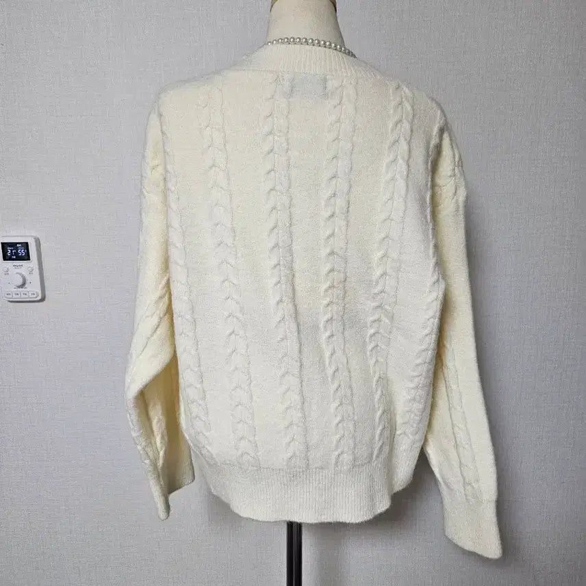 [BUNJANG] Polo Embroidered Pale Yellow V-Neck Cable Knit Sweater / 폴로 자수 연노랑 V넥 케이블 니트
