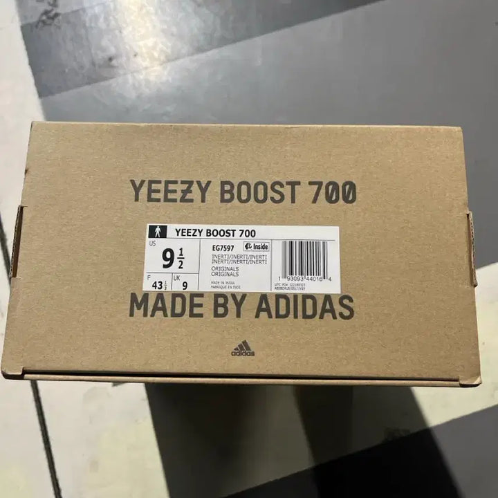 [BUNJANG] Adidas Yeezy Boost 700 EG7597 Sneakers / 아디다스 이지부스트 700 EG7597 275