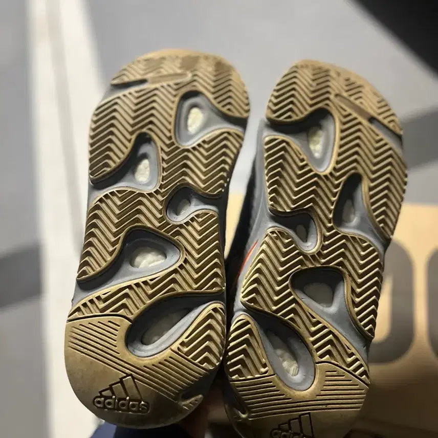 [BUNJANG] Adidas Yeezy Boost 700 EG7597 Sneakers / 아디다스 이지부스트 700 EG7597 275