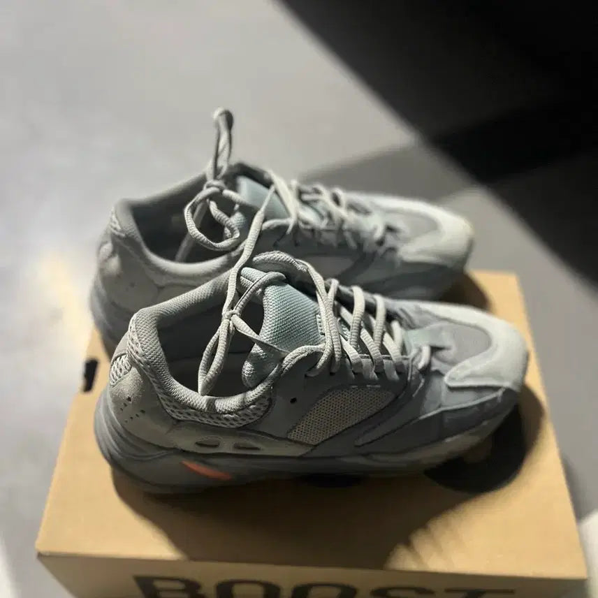 [BUNJANG] Adidas Yeezy Boost 700 EG7597 Sneakers / 아디다스 이지부스트 700 EG7597 275