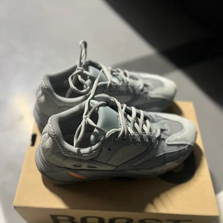 [BUNJANG] Adidas Yeezy Boost 700 EG7597 Sneakers / 아디다스 이지부스트 700 EG7597 275